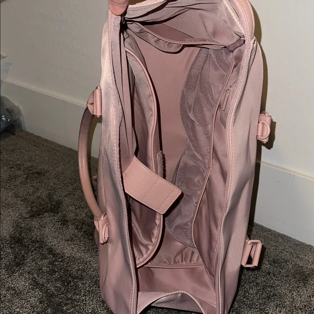 Bèis Commuter Duffle in Atlas Pink - Picture 7 of 11